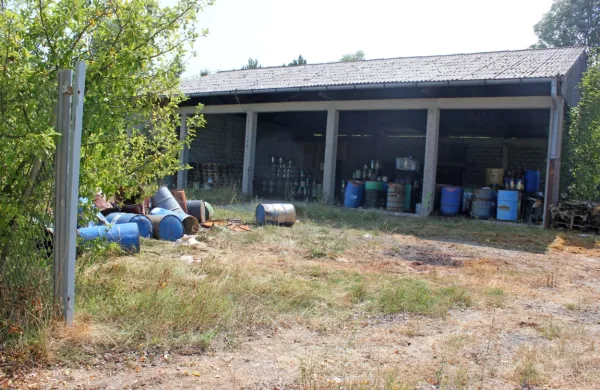 Precej nezavarovanih sodov z odpadnimi vnetljivimi in za okolje 
nevarnimi snovmi še kar leži sredi Pivke.  