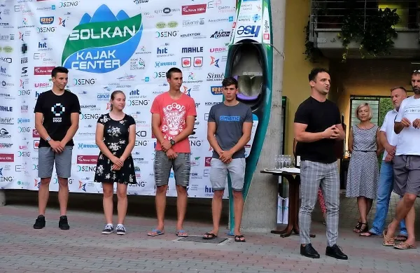 Tekmovalci Soških elektrarn na domačem sprejemu (od leve): Nejc 
Polenčič, Sara Belingar, Racz Koppany in Tine Kancler.  