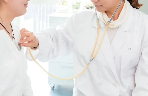 Stroka  ukrep prepoznava za nezakonit in meni, da bi težave rešilo  
100-odstotno plačilo dela novih ambulant in spoštovanje normativa. 