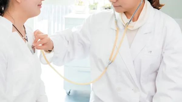 Stroka  ukrep prepoznava za nezakonit in meni, da bi težave rešilo  
100-odstotno plačilo dela novih ambulant in spoštovanje normativa. 