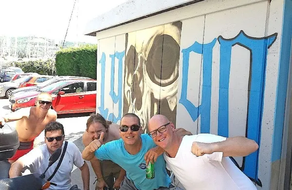 Doslej so člani navijaške skupine Ribari pobarvali in z grafiti 
poslikali  šest    trafo  postaj, še šest jih nameravajo.