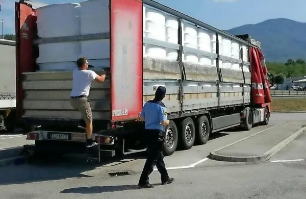 Policisti so odkrili več vozil, na katerih tovor ni bil ustrezno 
zavarovan. 