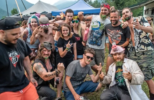Med festivalskimi počitnicami si dajo duška, nastajajo  nova 
prijateljstva.  