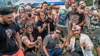 Med festivalskimi počitnicami si dajo duška, nastajajo  nova 
prijateljstva.  