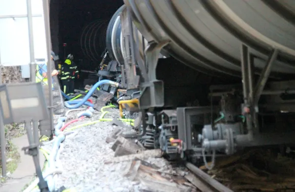 Akreditirani laboratorij za analizo kovin bo preučil zlomljeno ostrico 
kretnice, ki je povzročila iztirjenje vagonov v Dolu pri Hrastovljah.