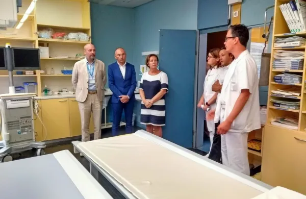 Minister Šabeder (drugi z leve) se je v družbi vodstva bolnišnice po 
oddelkih seznanjal, kje so najbolj pereče težave. 