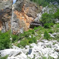 90-metrski slap Rinka  in koča Orlovo gnezdo sta lahko dostopni 
znamenitosti Logarske doline.