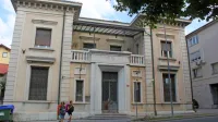 V tej stavbi, katere pritlični del je že leta prazen, bo morda v 
prihodnje zaživel muzej slovenskega izseljenstva.