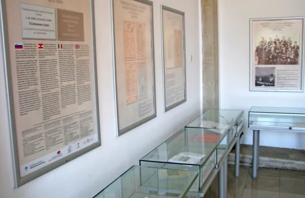 Na razstavi so predstavljeni dokumenti in bibliografija, ki se 
nanašata na učiteljišče v Kopru.
