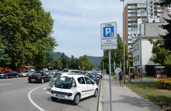 Na delu Kidričeve ulice modre cone ni več, a je treba plačati. 