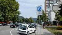 Na delu Kidričeve ulice modre cone ni več, a je treba plačati. 