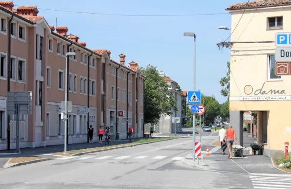 Trenutno se je po kolesarski stezi mogoče peljati od mosta čez 
Hubelj do avtobusne postaje. 