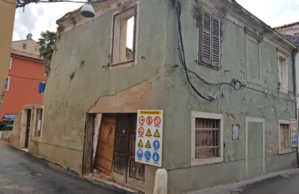 Na križišču Marušičeve in Pobegove ulice je stala enonadstropna 
stanovanjska hiša, ki pa je že vsaj 20 let prazna in propada. 