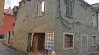 Na križišču Marušičeve in Pobegove ulice je stala enonadstropna 
stanovanjska hiša, ki pa je že vsaj 20 let prazna in propada. 