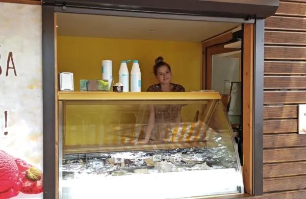 Tara Ukmar je ena od številnih dijakov in študentov, ki s poletnim 
delom dobijo svoj prvi zaslužek, pa tudi delovne izkušnje.