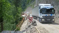 Najtežje tovornjake čaka dolg obvoz iz Idrije čez Novo Gorico ali  dve uri na dan po  cesti iz Cerknega čez Kladje, kjer  bo prepovedan ostali promet.