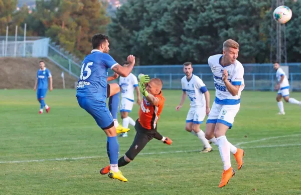 Istrska drugoligaša Koper (v belih dresih) in Dekani (v modrih) sta 
se že pomerila v pripravah na prvenstvo.
