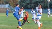 Istrska drugoligaša Koper (v belih dresih) in Dekani (v modrih) sta 
se že pomerila v pripravah na prvenstvo.