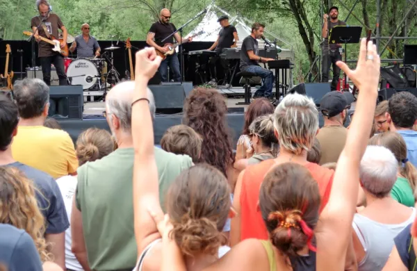 50-letni SIlvestri je svojo glasbo predstavil s petčlansko zasedbo.