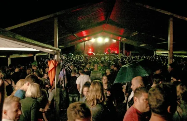 Kljub slabemu vremenu je shod na Baču z zvenečimi nastopajočimi bendi privabil številne obiskovalce, mlade in malo 
manj mlade, od blizu in tudi od nekoliko dlje. 