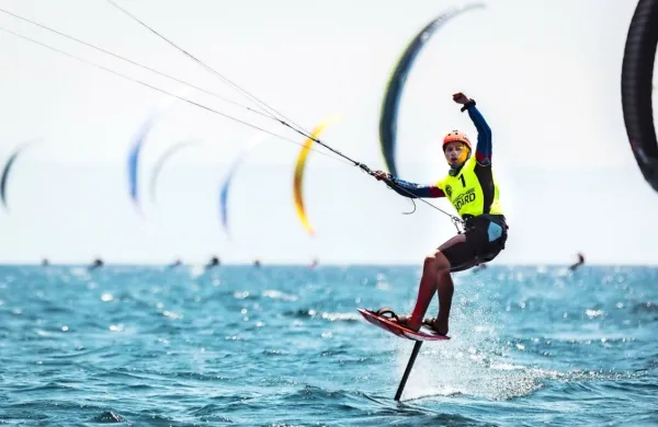 Koprčan Toni Vodišek je  konec tedna dobil prvo tekmo svetovne 
serije v disciplini kitefoil.