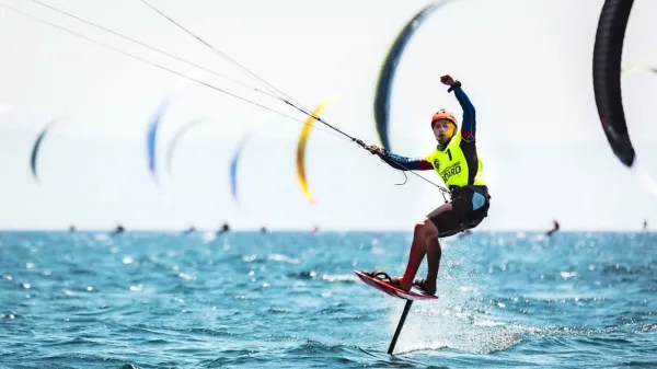 Koprčan Toni Vodišek je  konec tedna dobil prvo tekmo svetovne 
serije v disciplini kitefoil.