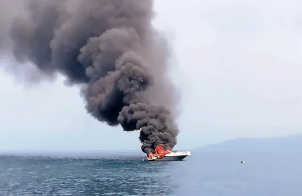 Italijanski gliser so  požirali plameni.