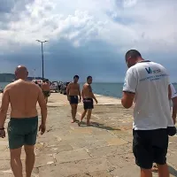 “Brodolomci” so po oskrbi na izolskem carinskem pomolu čakali 
na prevoz. 