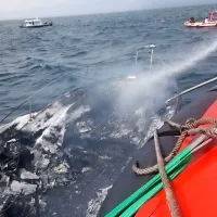 Ostanke čolna so odvlekli proti izolski ladjedelnici, približno sto 
metrov pred obalo pa se je  potopil. 