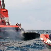 Požar na plovilu so gasili z vlačilca Neptun. 