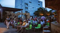 Ploščad Silvana Furlana bo do petka kino pod zvezdami. 