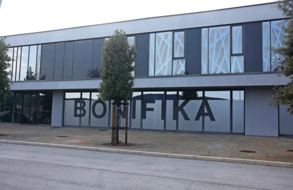 ... kar potrjuje včerajšnji pogled na stadionski objekt z bližnjega 
parkirišča.