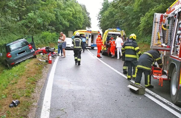 Češki voznik je z manjšim terencem v ovinku zapeljal na nasprotno 
stran ceste in trčil v motor, s katerim sta se  pripeljala 47-letnik in 
njegova sopotnica. 