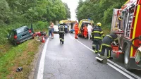 Češki voznik je z manjšim terencem v ovinku zapeljal na nasprotno 
stran ceste in trčil v motor, s katerim sta se  pripeljala 47-letnik in 
njegova sopotnica. 