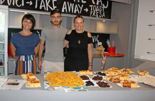 Hana Alhadi, Ojalan in Tina Zorman (z leve) v ArtCaffe kavarnici, 
kamor domačine vabijo na osvežilno pijačo, kavo ali čaj ob 
izbranem prigrizku.

