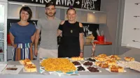 Hana Alhadi, Ojalan in Tina Zorman (z leve) v ArtCaffe kavarnici, 
kamor domačine vabijo na osvežilno pijačo, kavo ali čaj ob 
izbranem prigrizku.

