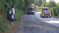 Cesta, ki povezuje Fieso s Piranom, nima pločnika, zato je za pešce 
nevarna.