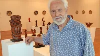 Anton Flego s svojimi skulpturami