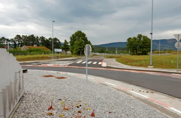 Ob divaškem krožišču že leta stoji smerokaz za nakupovalno 
središče, a šele zdaj občina spreminja občinski prostorski načrt, 
da bo tam res lahko zrasla trgovina. 