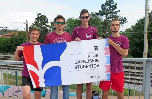 Člani Kluba zamejskih študentov (od leve proti desni) Andraž De 
Luisa, Ivo Ušaj, Jan Husu in Elia Riccobon tik pred odbojkarsko 
tekmo v sklopu Mladifesta, pri katerem tudi sodelujejo s sežanskimi študenti.