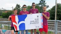 Člani Kluba zamejskih študentov (od leve proti desni) Andraž De 
Luisa, Ivo Ušaj, Jan Husu in Elia Riccobon tik pred odbojkarsko 
tekmo v sklopu Mladifesta, pri katerem tudi sodelujejo s sežanskimi študenti.