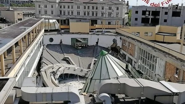 Terapevtski bazen Acquamarina so javnosti predali leta 2000. Upravlja ga družba 2001 Società Sportiva Dilettantistica v sodelovanju z zdravstvenim domom Pineta del 
Carso. Gre torej za  razmeroma novo zgradbo.