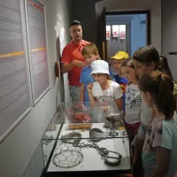 

Kustos David Kožuh  je otrokom pojasnil, kako je bil človek pri 
udomačitvi   živali tudi krut.