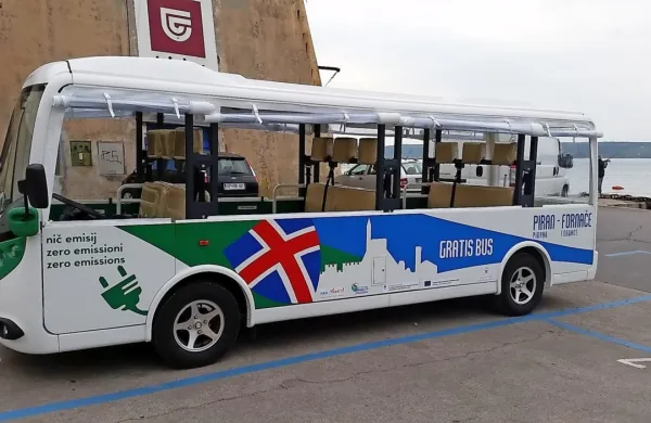 Dva električna avtobusa bosta dva meseca brezplačno vozila po 
Strunjanu. 