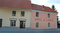 Pri prenovi Ozbičeve hiše je zaradi napetosti med odgovorno konservatorko in projektno skupino, v kateri je bil tudi nekdanji 
konservator  dr. Vito Hazler, župan projektno skupino izločil, čeprav je delala dobro.