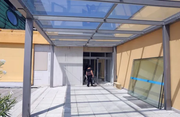 Ob urgentnem centru, kjer je službeni vhod za zaposlene, zdaj 
gradijo pediatrično ambulanto.  