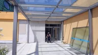 Ob urgentnem centru, kjer je službeni vhod za zaposlene, zdaj 
gradijo pediatrično ambulanto.  