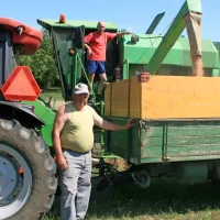 Danilo Trebec iz Famelj je s sinom Markom največji kmet v Vremski 
dolini. Poleg službe vzrejata deset glav živine in obdelujeta dobra 
dva hektarja zemlje, v večini pšenico, oves in ječmen za krmo.

  