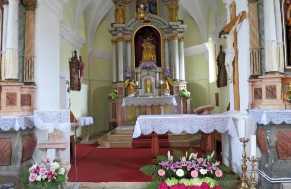 V nove oltarne prte je sedem vojskarskih žena vklekljalo 1700 
prostovoljnih delovnih ur.