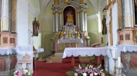 V nove oltarne prte je sedem vojskarskih žena vklekljalo 1700 
prostovoljnih delovnih ur.